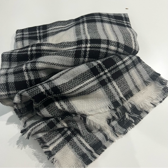 ModCloth Black White Loch and Key Glenn Plaid Blanket Scarf 55x56 - Picture 4 of 7